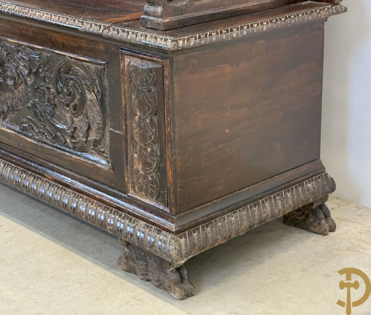 Hall bank met Neo Reniassance sculptuur van cupido