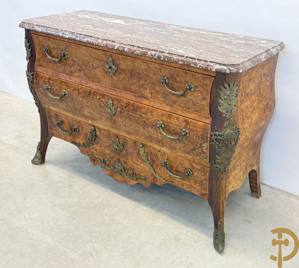 Wortelnotehouten drieladencommode met bronsbeslag van mazarinkoppen en accanthusranken, bovenaan met rood geaderd marmeren blad