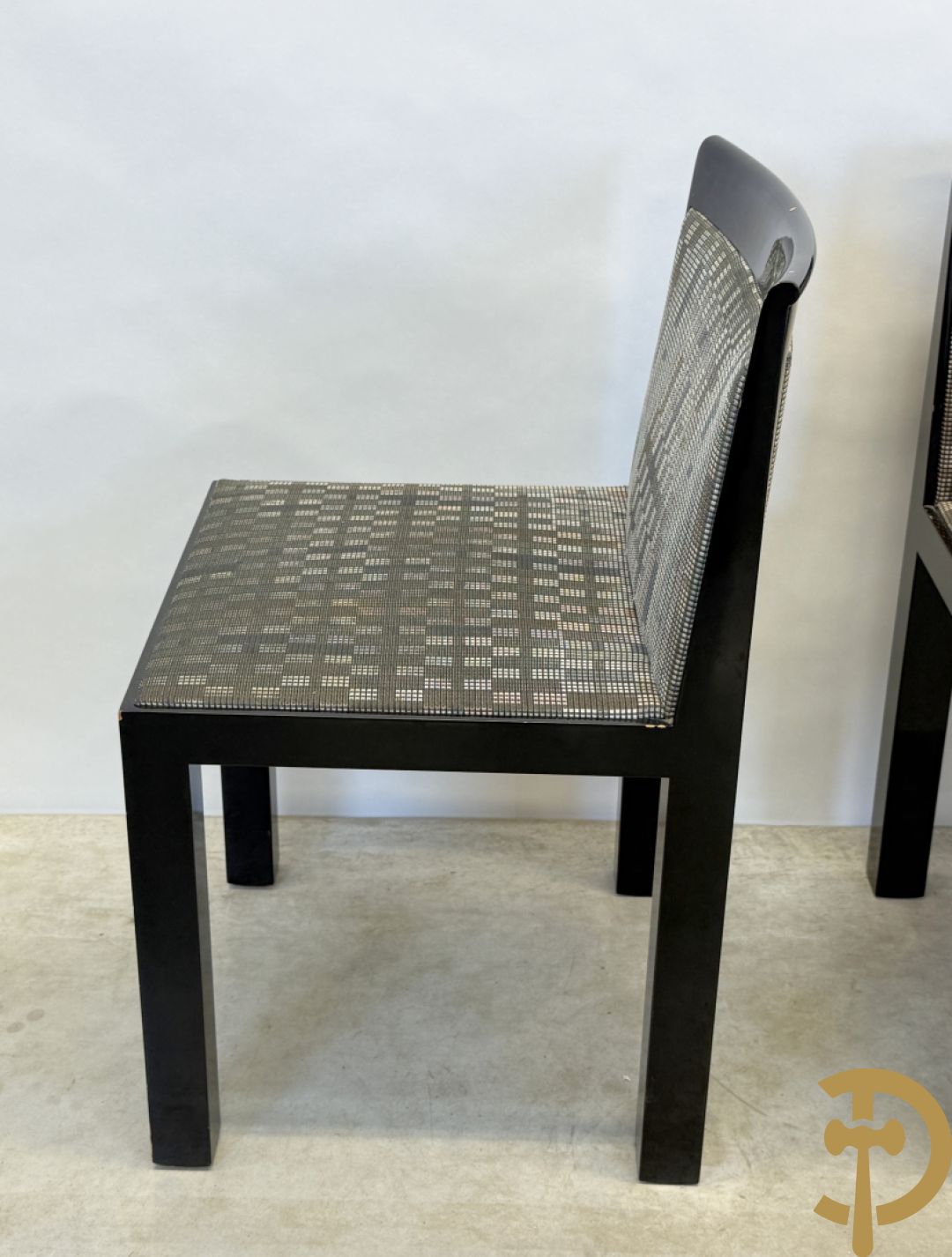 Zwartgelakte uittrekbare vintage designtafel met 4 bijhorende stoelen model 