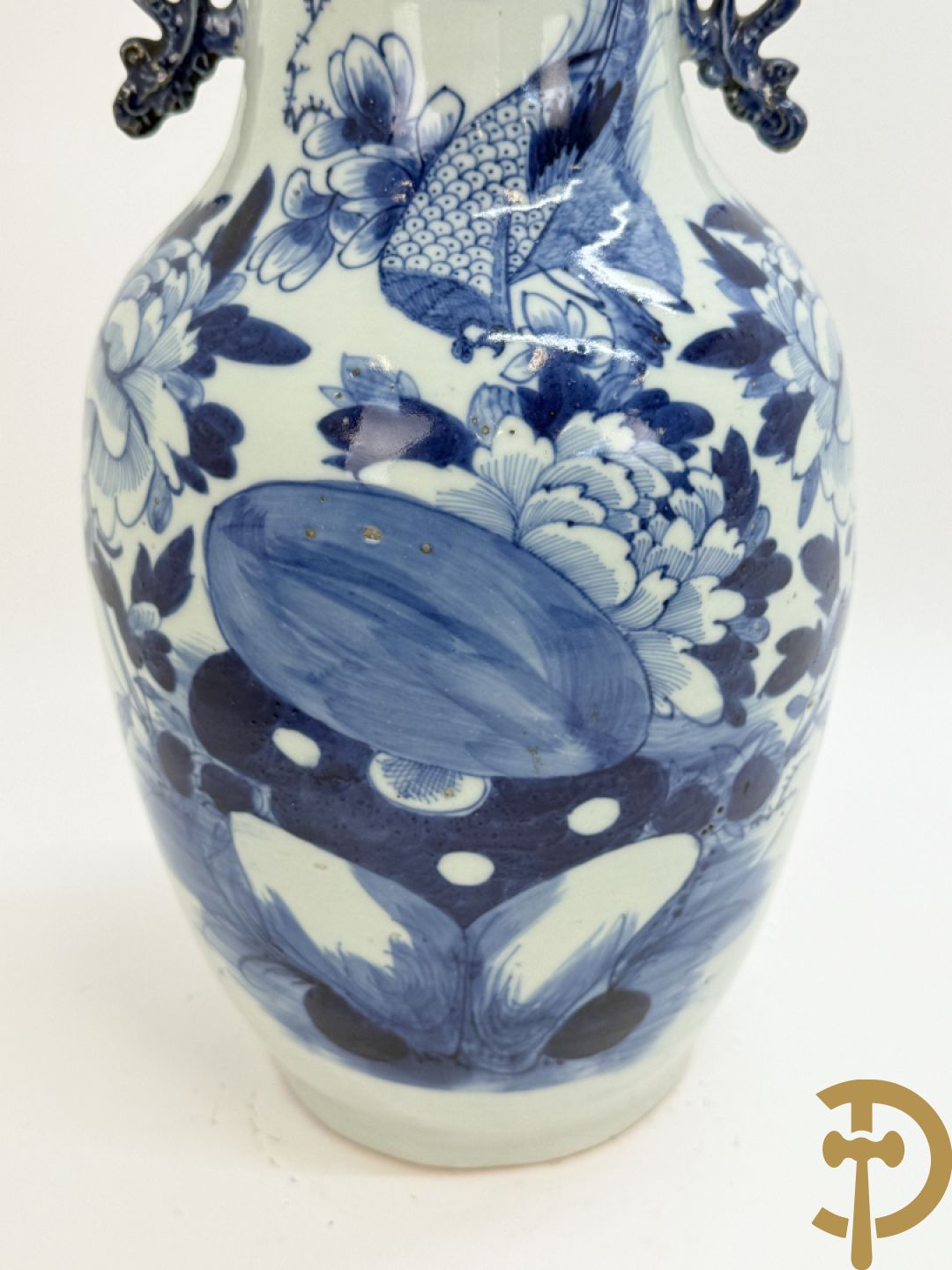 Twee Chinese porseleinen celadonvazen met blauw wit bloemen en vogeldecor + cachepot met vazendecor