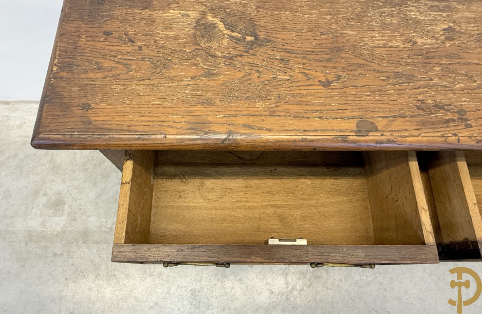 Massief eiken Engelse side board met 2 lades, op ballusterpoten