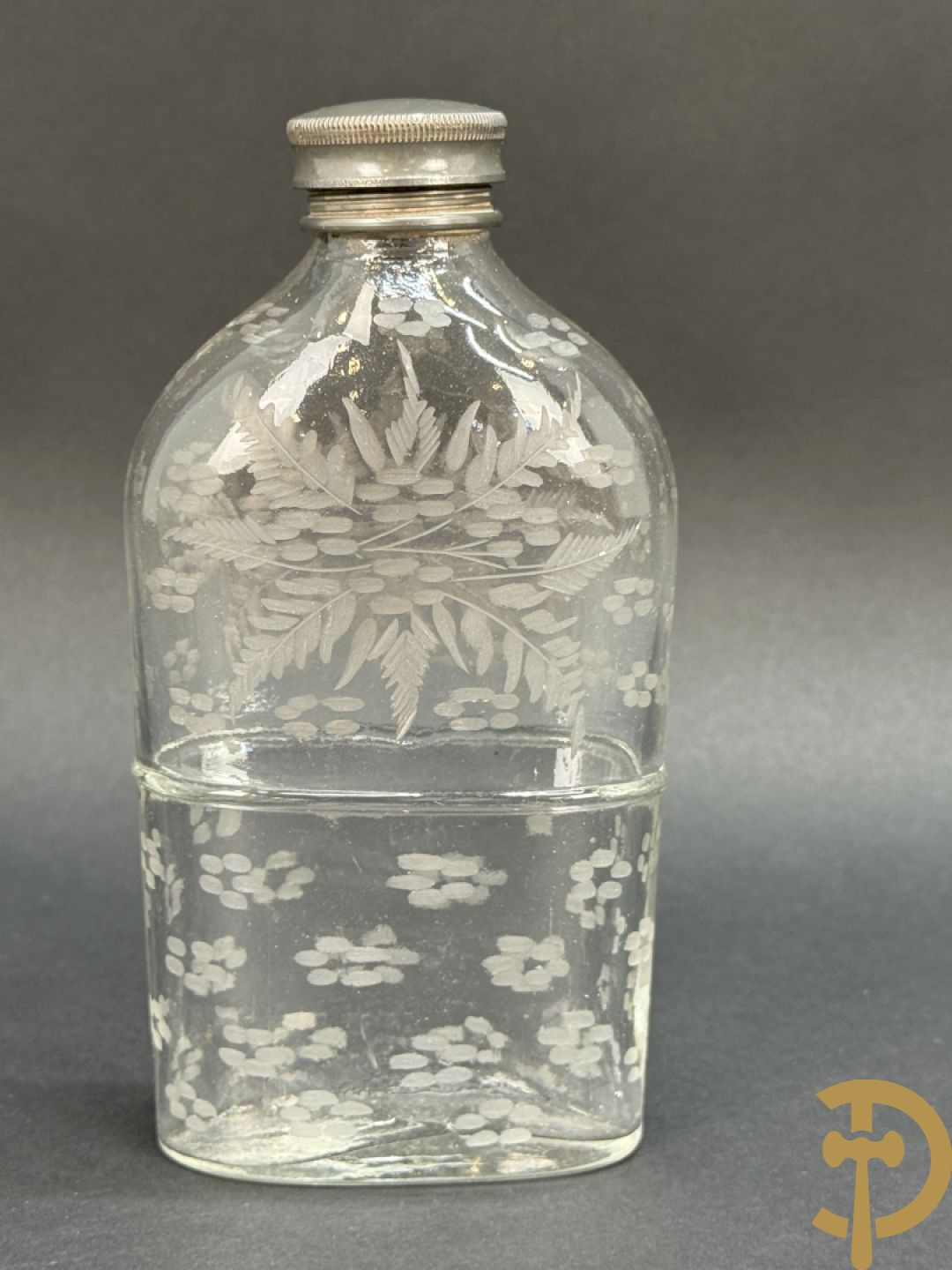 Handgeslepen flessenhouder met dubbel decor van wapenschild en geëtst bloemendecor, gedateerd 1751 + schenkkan met zilveren tuit + 2 coupes + pique fleur + veldfles
