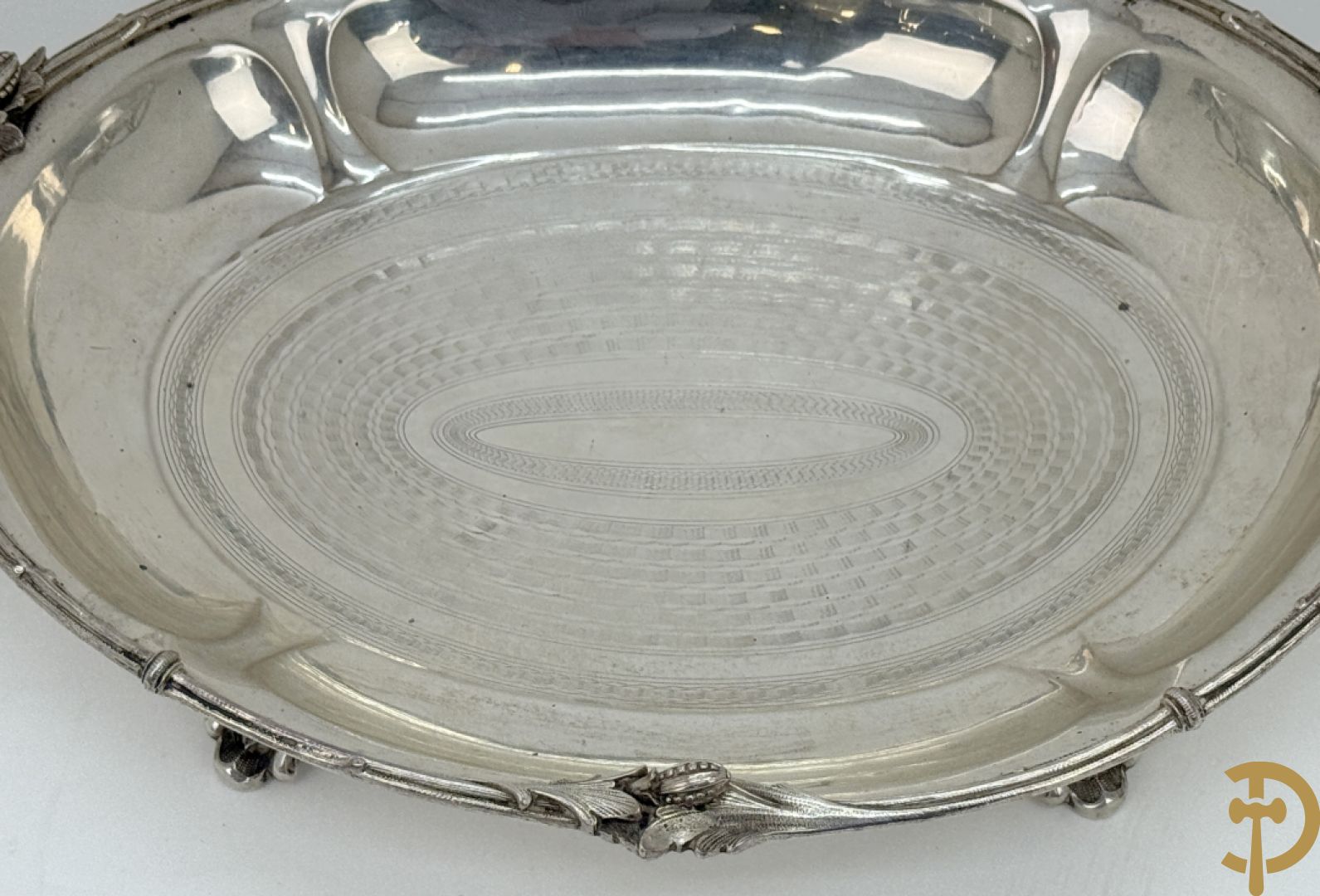 Massief zilveren coupe met accanthusranken en geciseleerd decor, op 4 elegante pootjes
