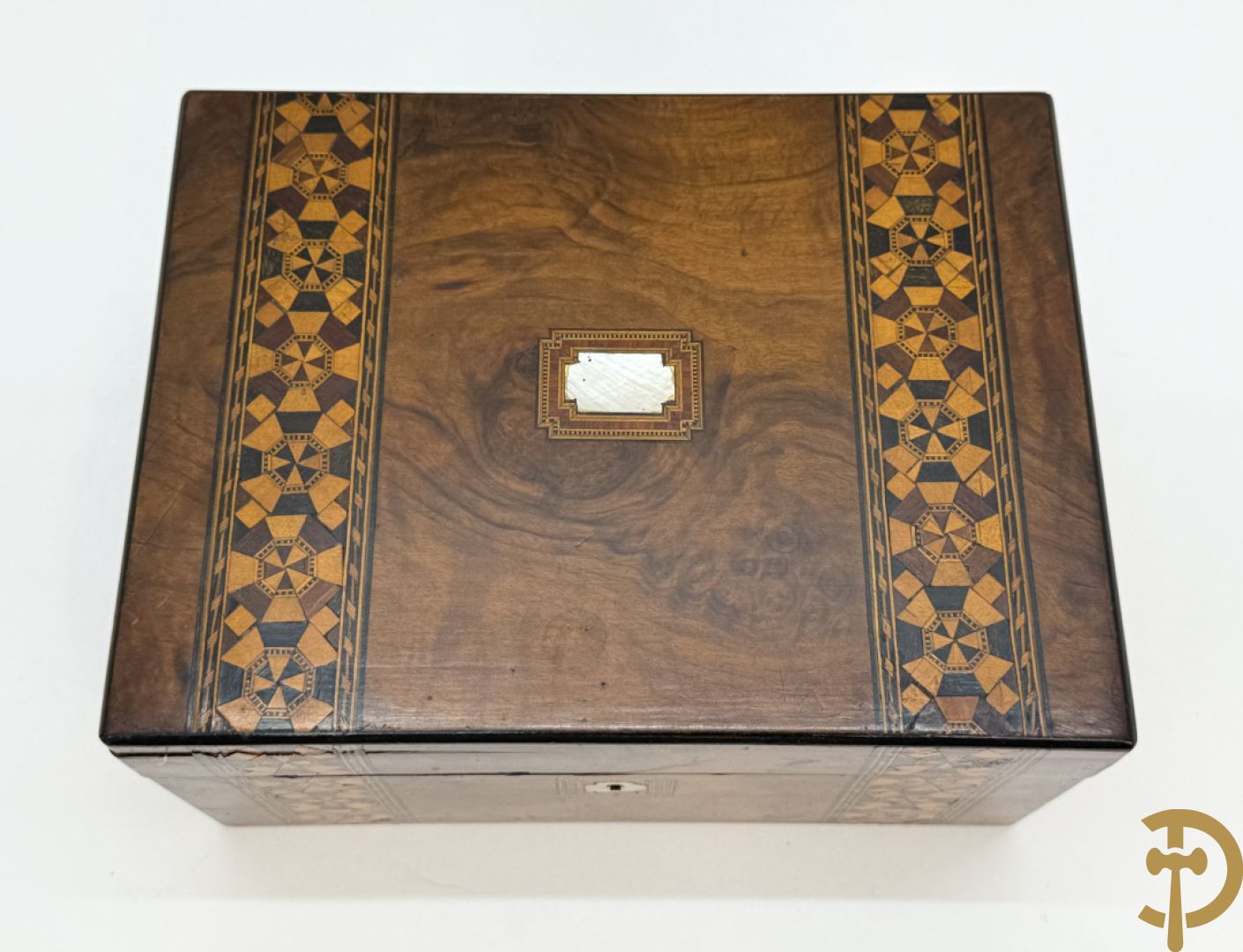 Schrijfbox in wortelnotehout met marquetterie en bovenaan een parelmoer plakkette + Japanse zwartgelakte openklapbare schrijfbox met verguld geanimeerd decor