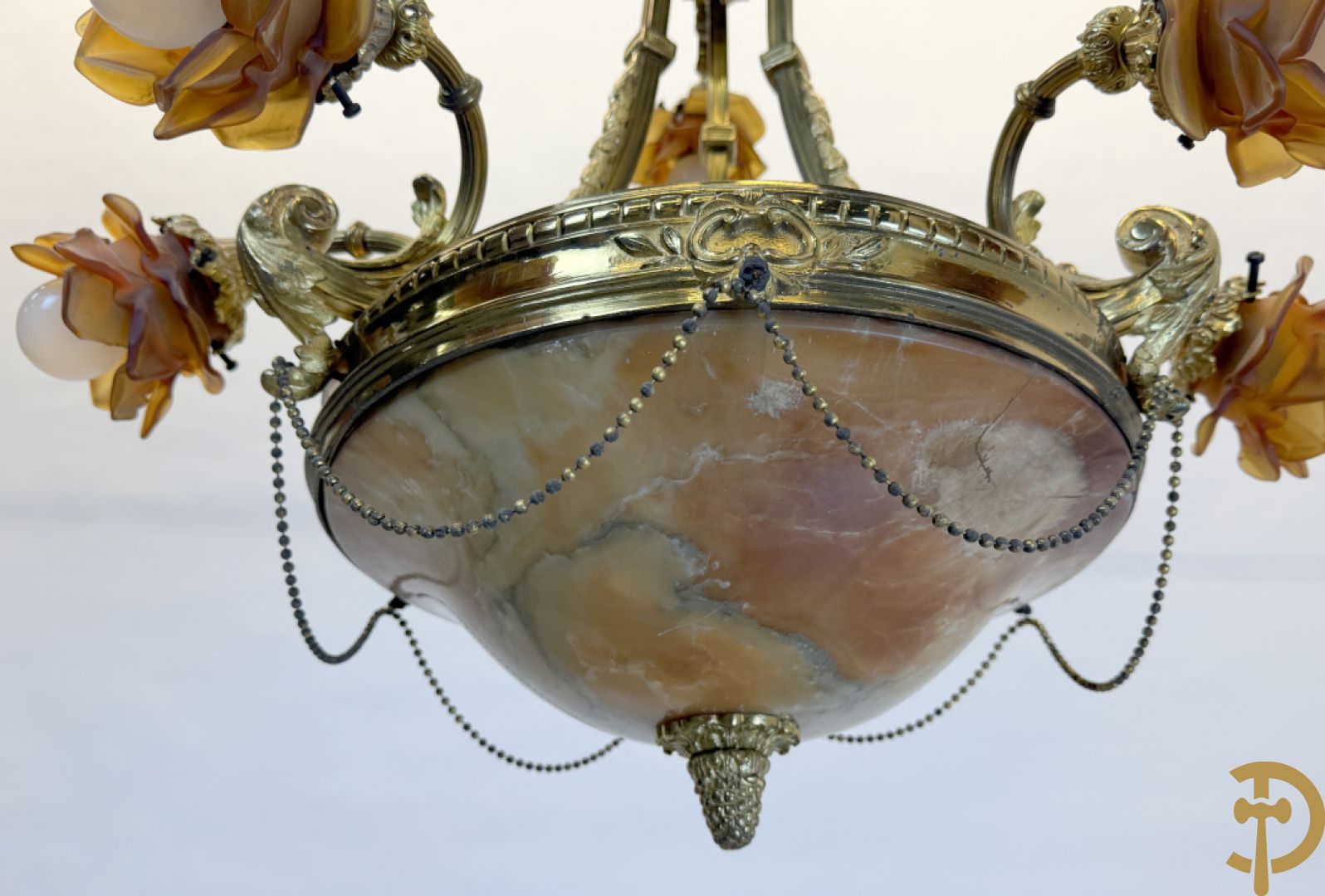 Vuurvergulde bronzen luchter met 9 lichtpunten bezet met roosjes en albast coupe onderaan