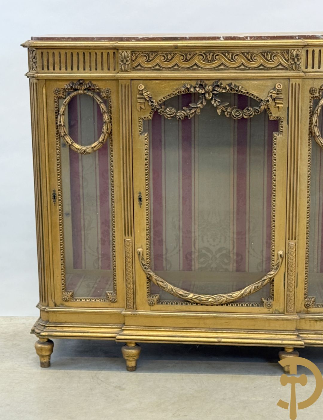 Vergulde Louis XVI vitrine met 3 deuren, cannelures en guirlandes - bovenaan met marmeren blad