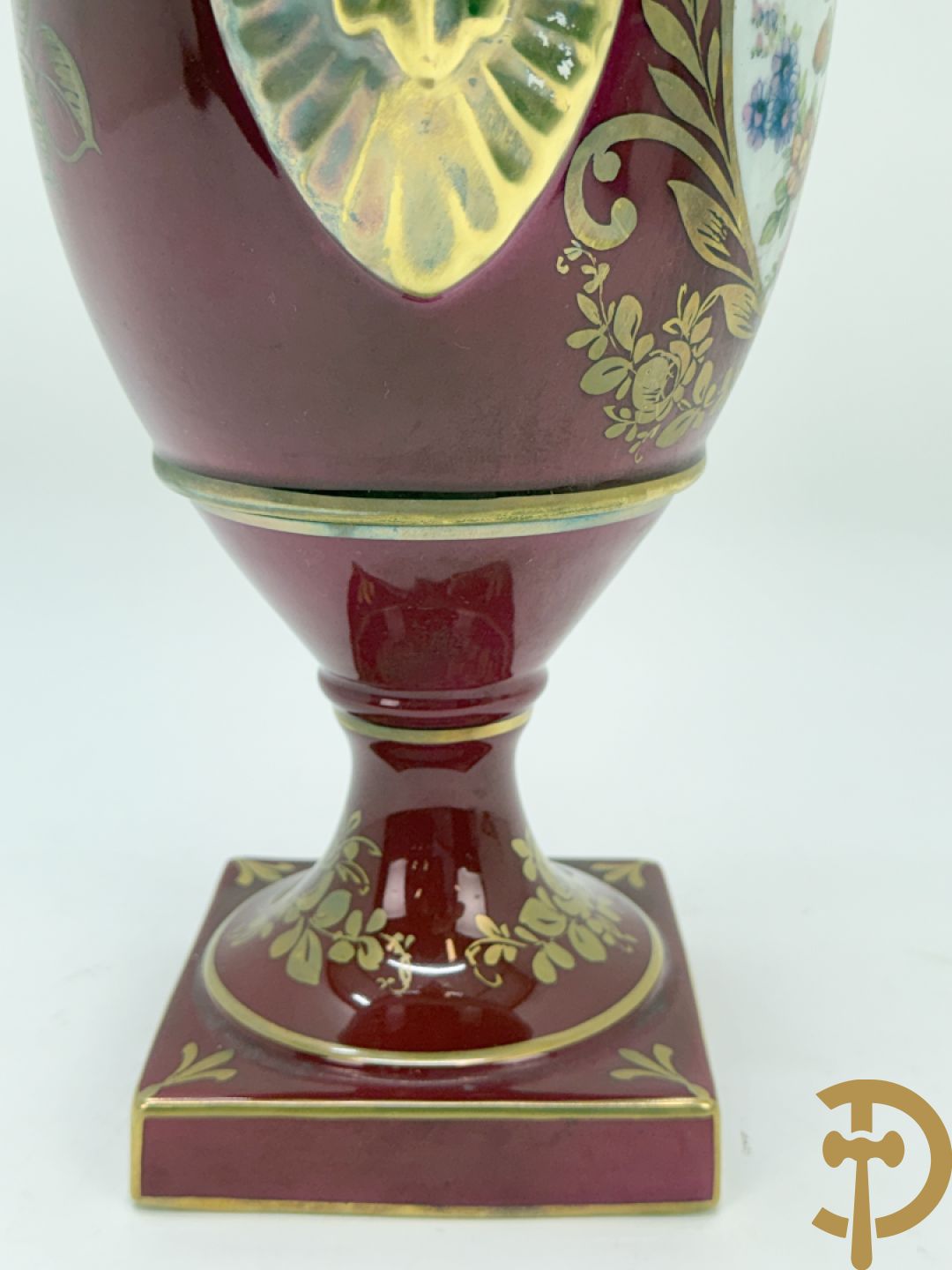 Sèvres cachepot met dubbel decor van handbeschilderde romantische dames en bloemendecor + cachepot in Frans porselein met bloemendecor gevat in bronzen houder + Limoges medici vaas met zwanehalzen