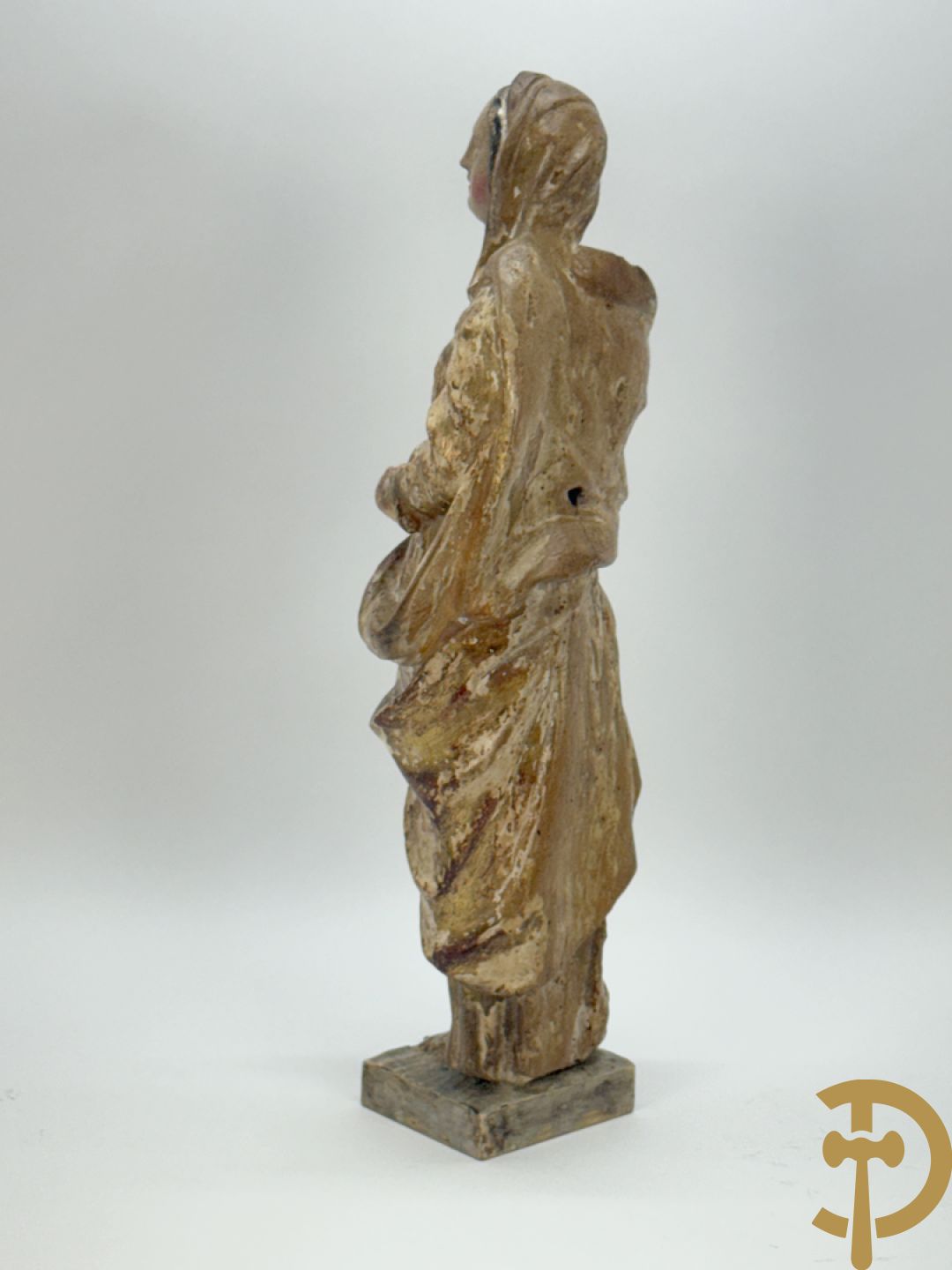 Gepatineerde en gepolychromeerde houtgesculpteerde Madonna, 18e