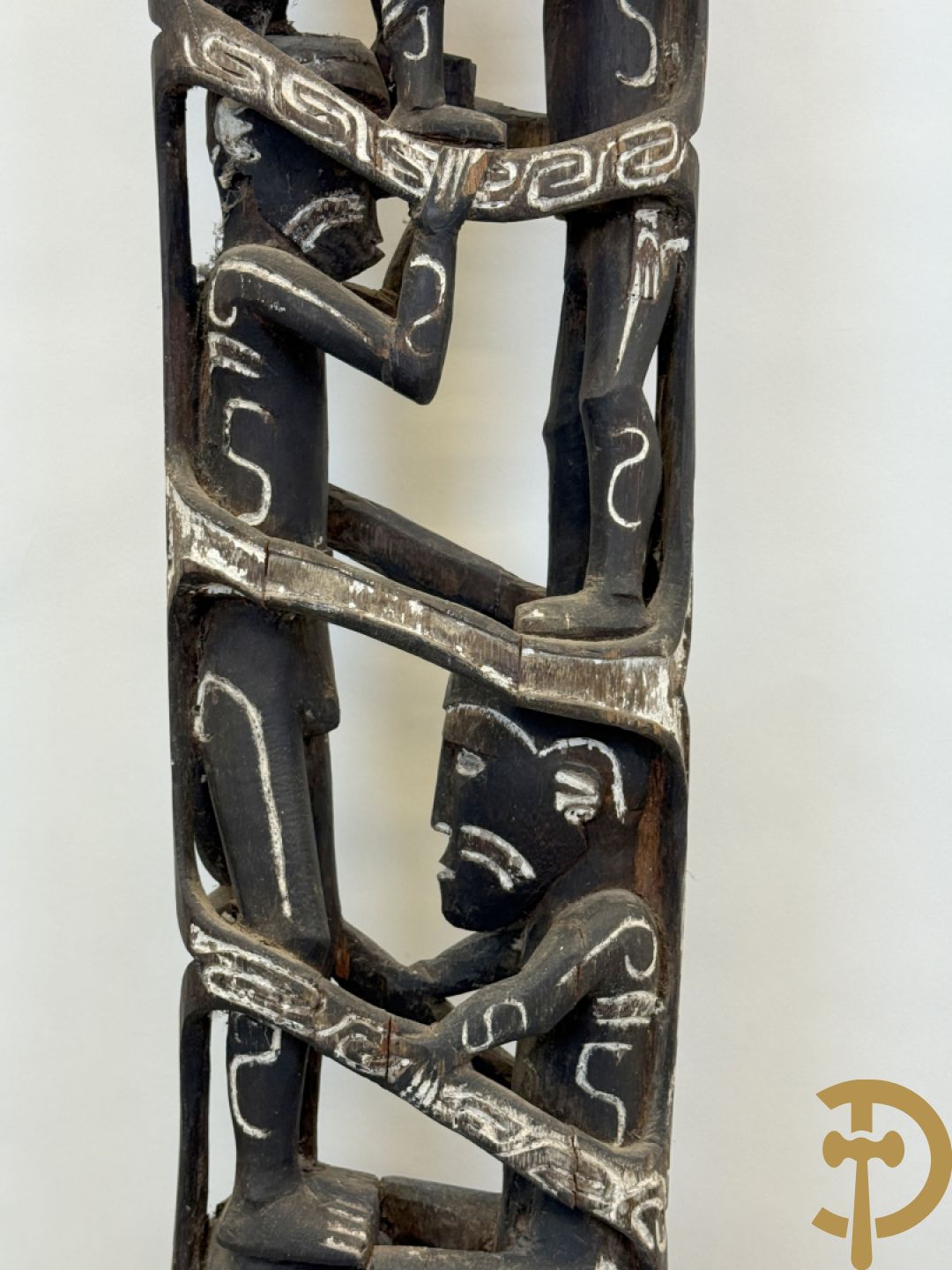 Nieuw Zeelandse totempaal met gesculpteerde houten figuren bewerkt met krijt