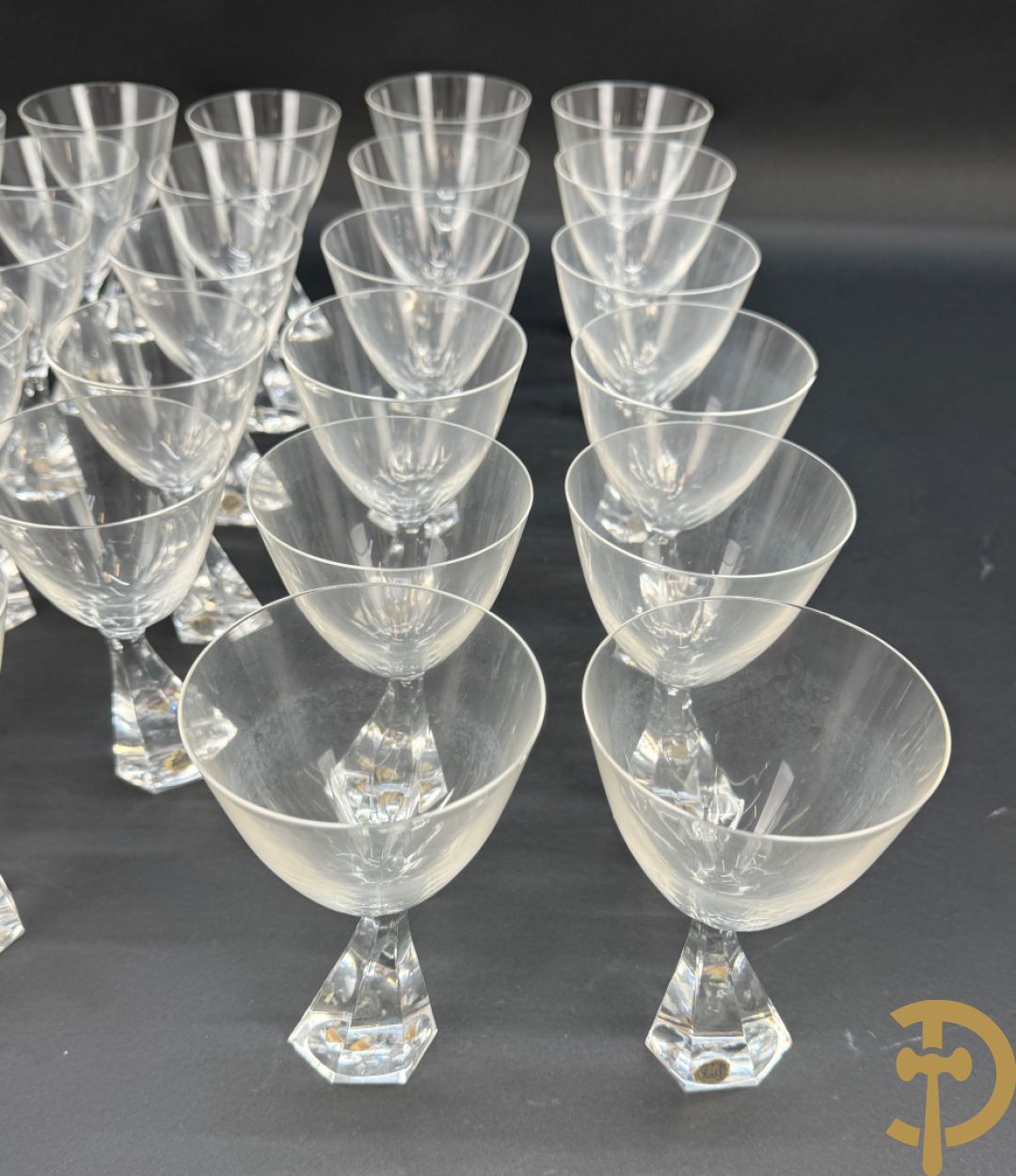 Kristallen glasservies Peill, bestaande uit 11 rode wijnglazen, 11 witte wijnglazen, 12 waterglazen en 11 champagne glazen