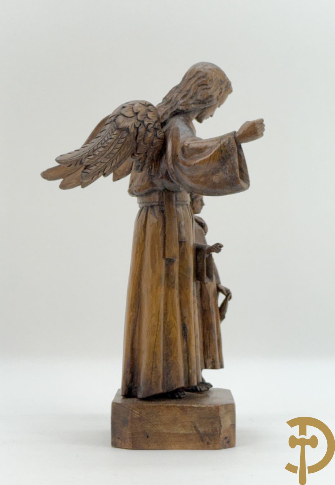 Houtsculptuur van engel met jongeling