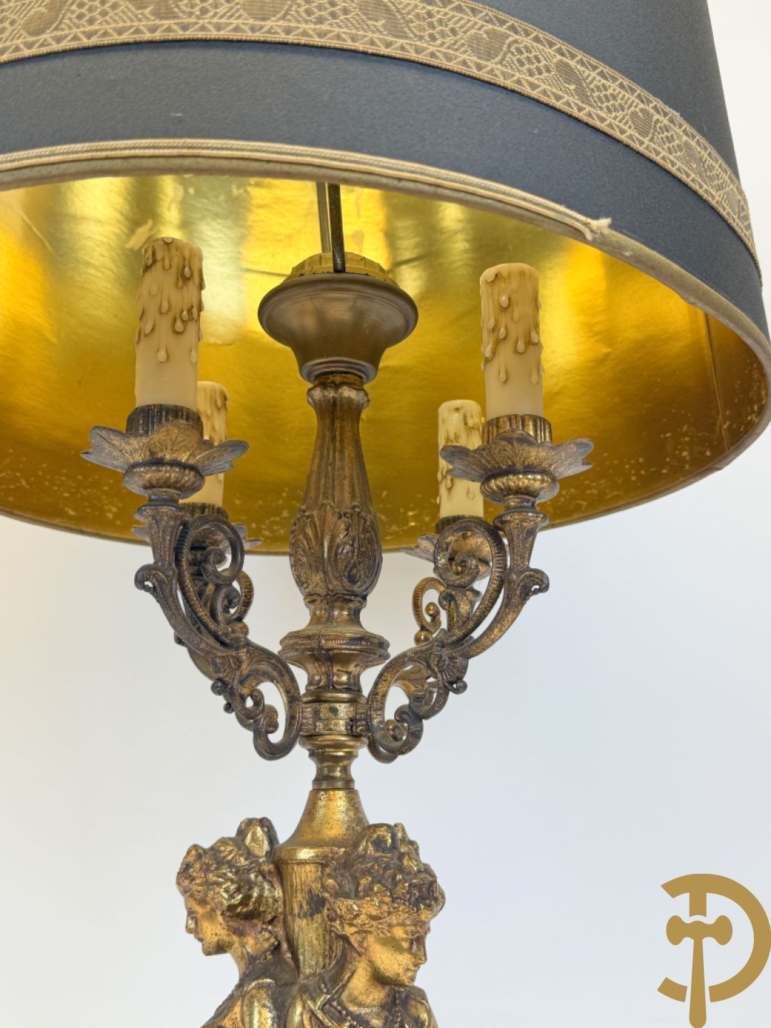 Paar vintage lampadaires met 3 karyathiden, bovenaan met 4 kaarsen en een lichtpunt, Deknudt