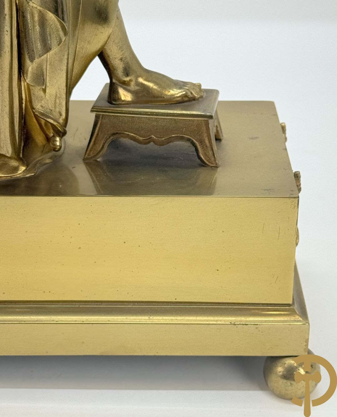 Vuurvergulde Franse bronzen Empire stijl pendule, harpvormige horloge met gevleugelde Griekse mythologische figuur, Erso die zijn lier bespeelt - Deniere et E. Mattelin, Fabricants de Bronze