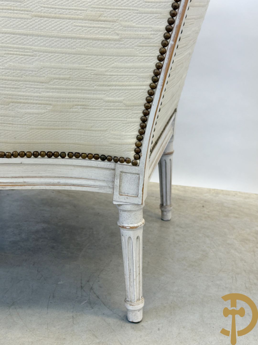 Paar wit gemonochromeerde bergères Louis XVI stijl + bijzettafeltje met lade op voluutvormige pootjes