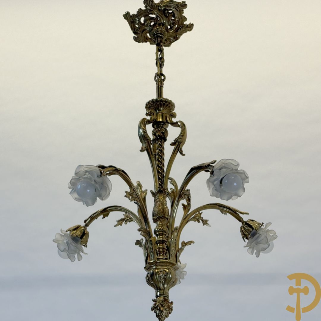 Vijfarmige luchter bezet met roosjes, Louis XV stijl bezet met accanthusranken