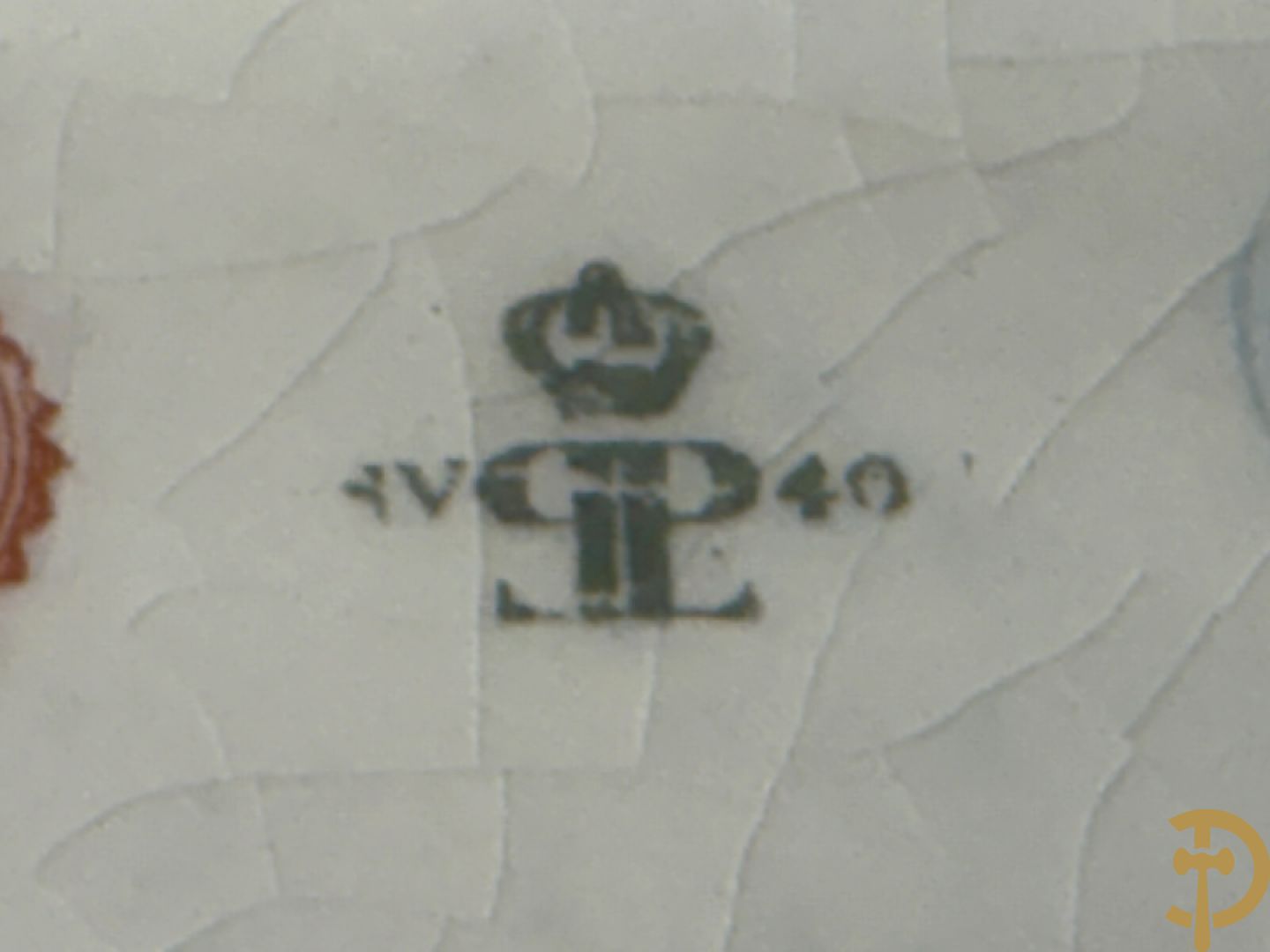 Ovale handbeschilderde porseleinen dekseldoos met landschapsdecor met geanimeerde romantische scène op groene fond met vergulde guirlandes, Poite Ven getekend - onderaan gemerkt Sèvres Chateau des Tuilleries
