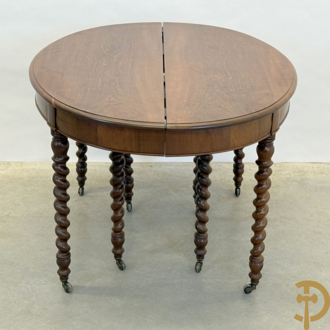 Massieve mahoniehouten Charles X tafel op 8 getorste en gespiegelde poten, midden 19e