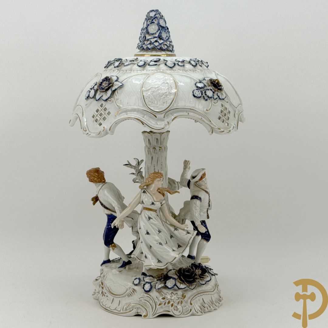 Porseleinen lampadaire met 4 dansende figuren, bovenaan met bloemenknop bezet