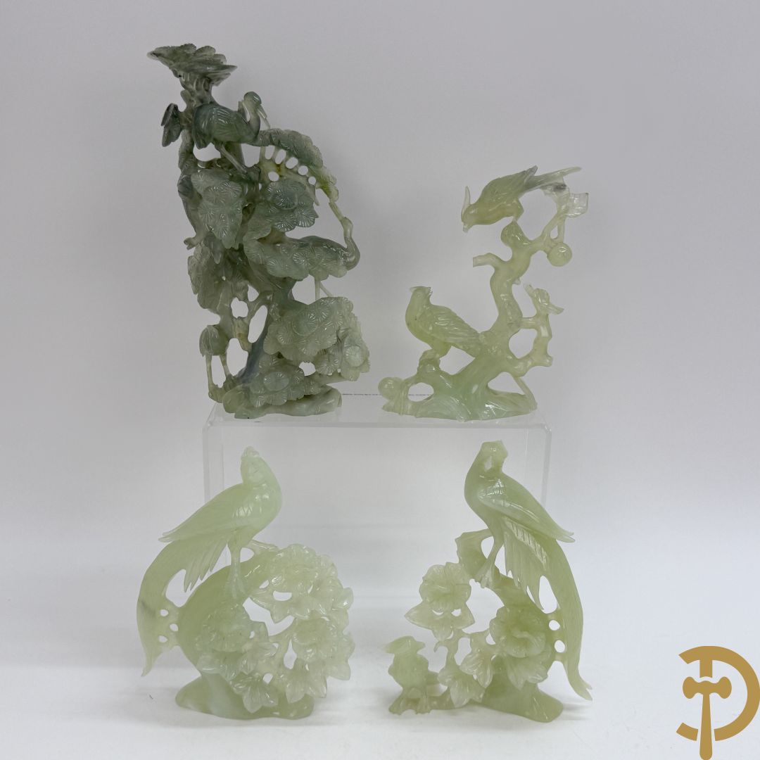 Jadeiet sculptuur van boom met vogels + koppel vogels op bloemen in jadeiet + 2 vogels op tak in jadeiet