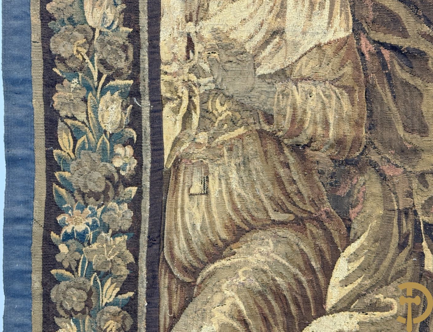 Fragment van wandtapijt met geanimeerde mythologische scène, omgeven door florale omranding, 18e