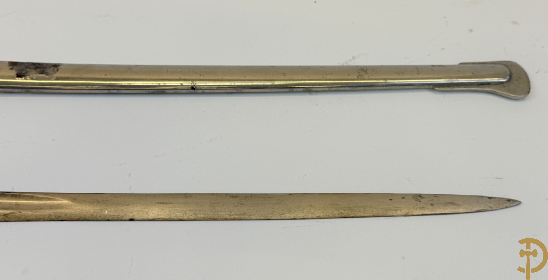 Duitse sabel met leeuwenkop in schede