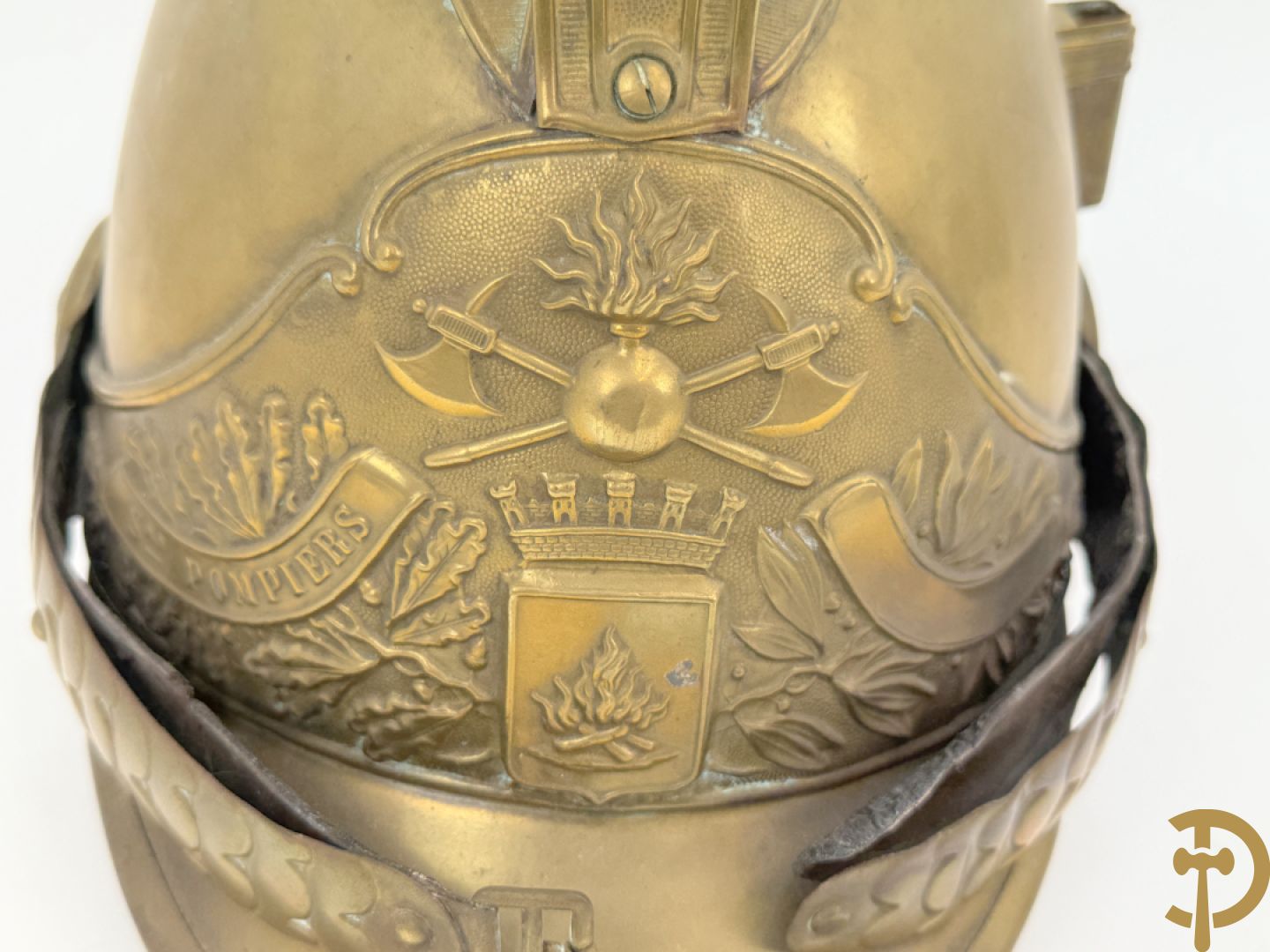 Vier koperen Franse pompierhelmen, model 1880
