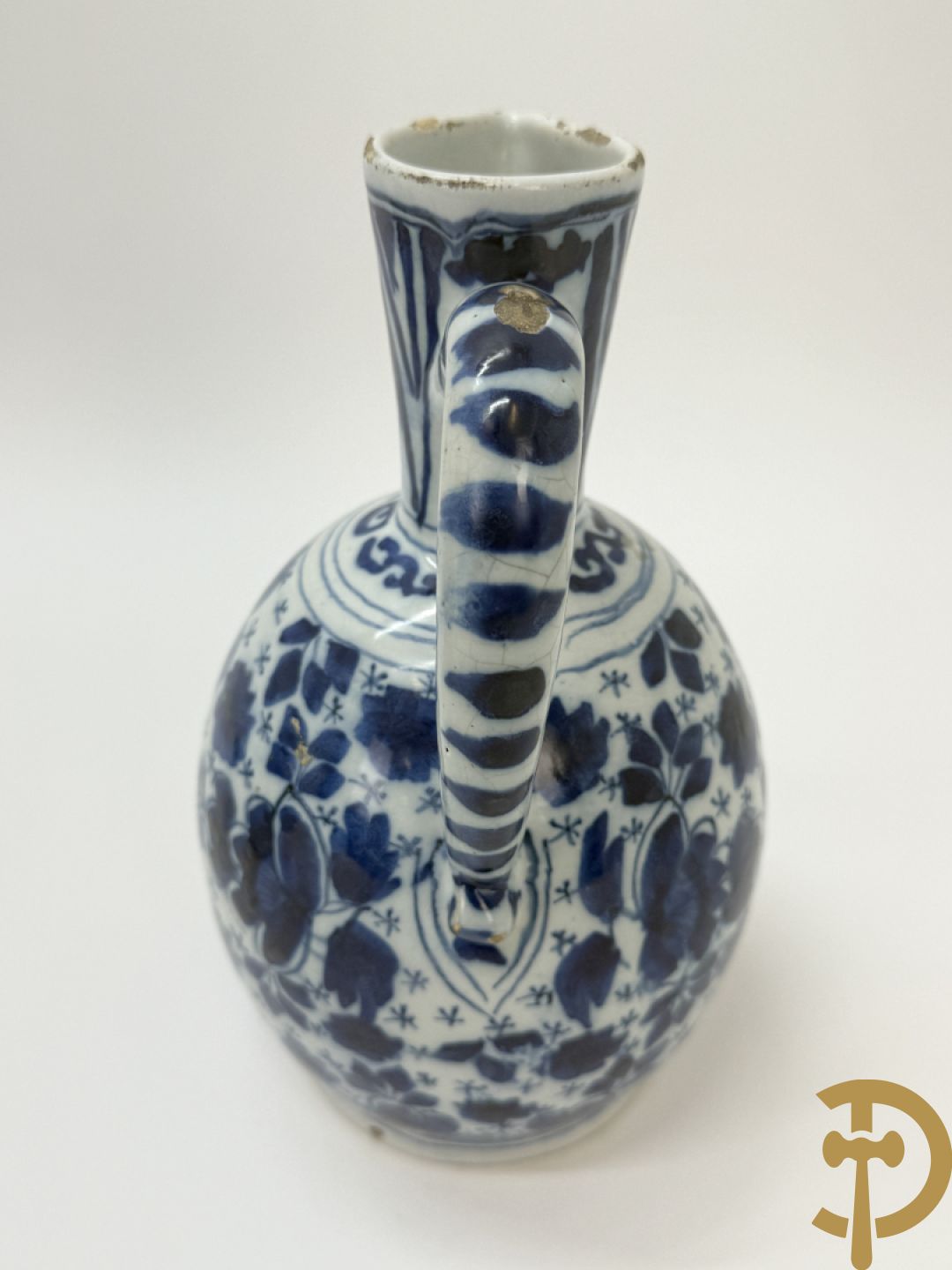 Twee Delftse blauw/wit schenkkannen met bloemendecor