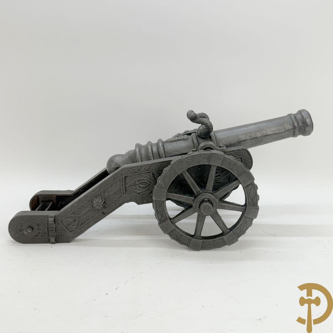 Gietijzeren miniatuurkanon met wapenschild