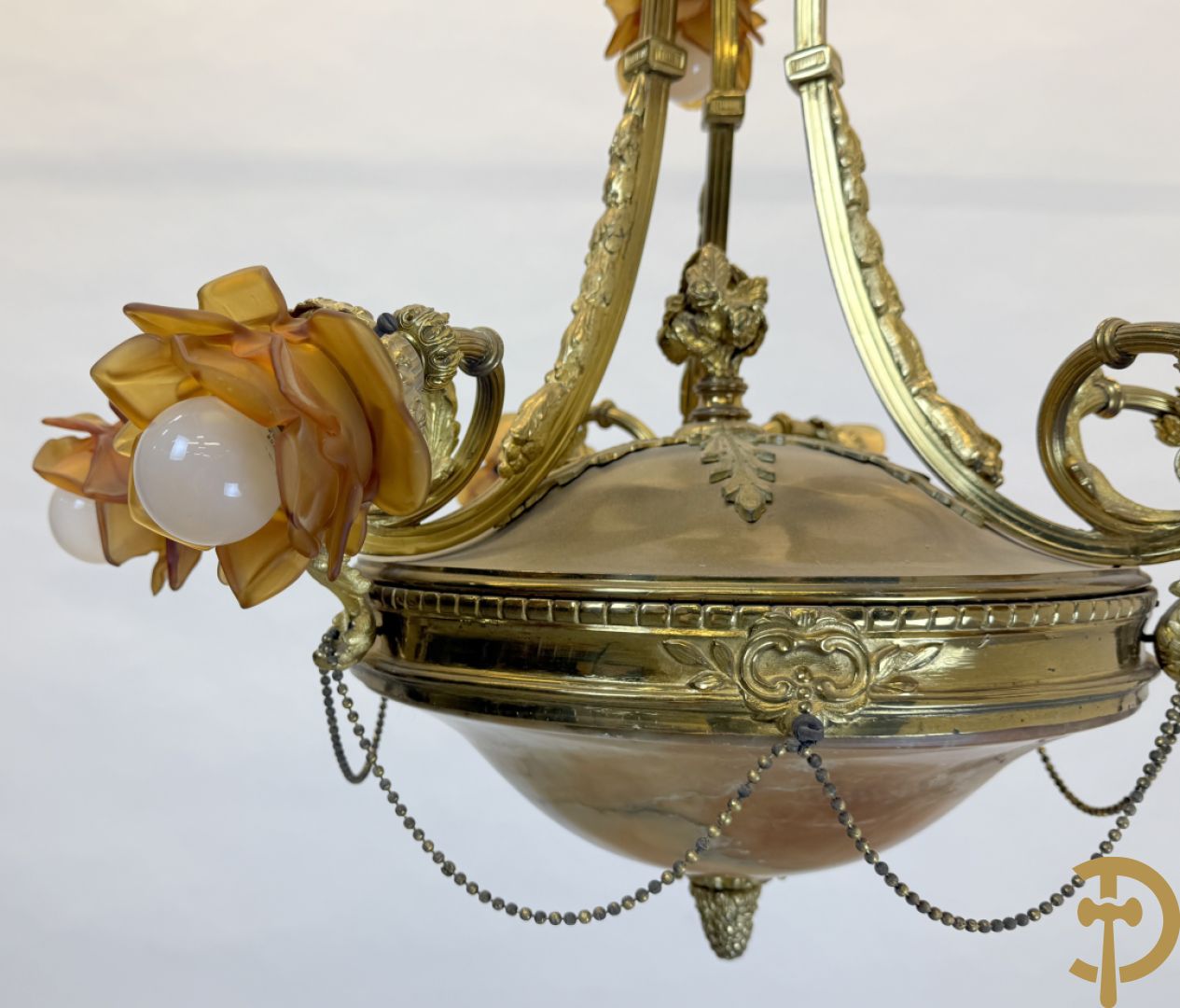 Vuurvergulde bronzen luchter met 9 lichtpunten bezet met roosjes en albast coupe onderaan