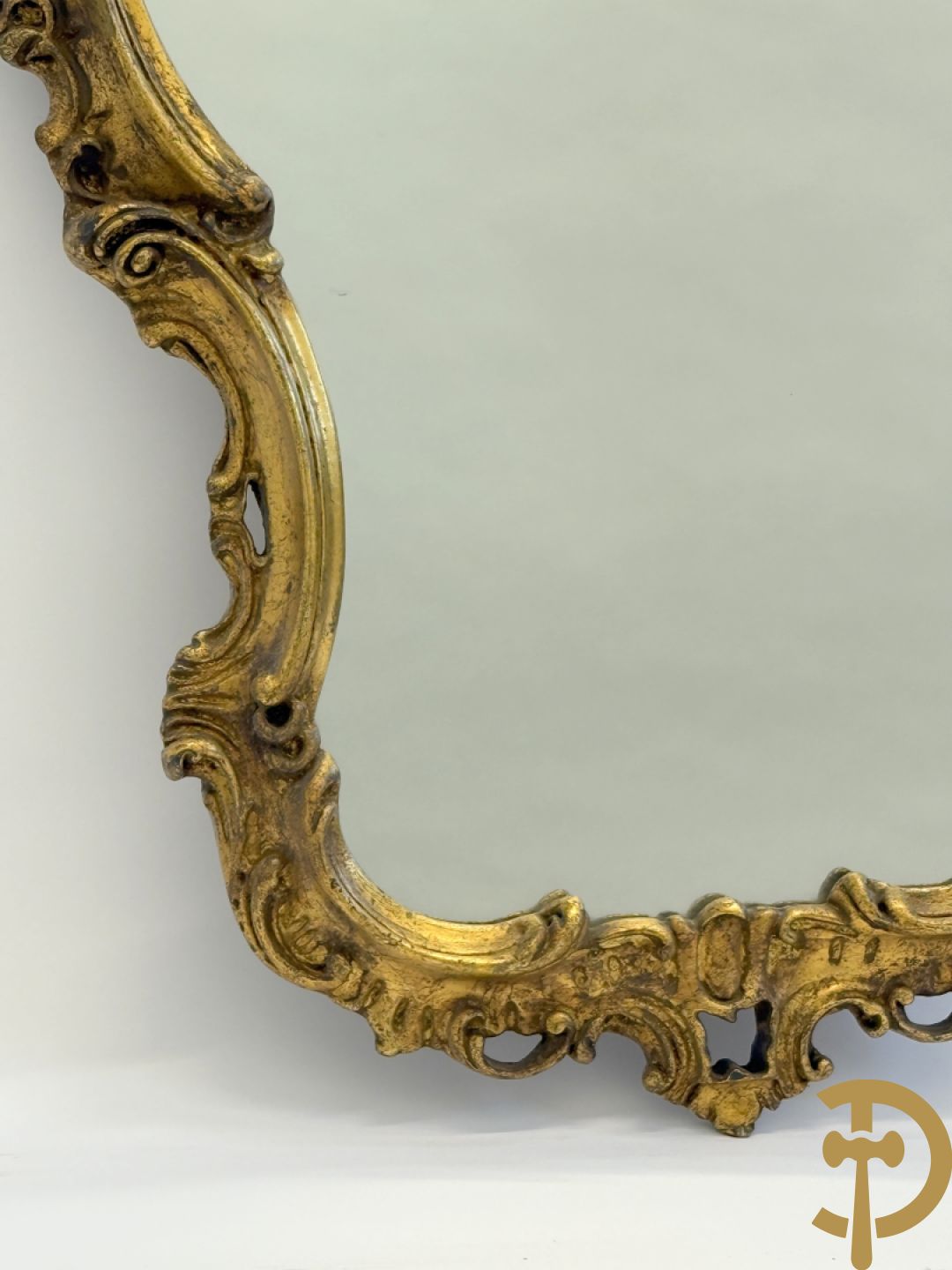 Vergulde spiegel met rocailles en bloemenmotieven, Louis XV stijl