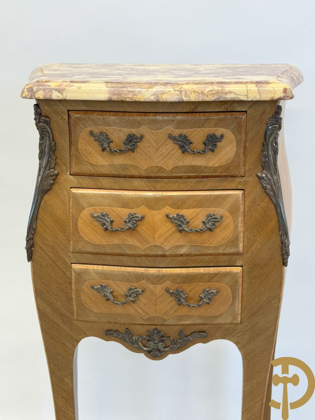 Bijzettafeltje Louis XV stijl met 3 lades, bronsbeslag en marmeren blad