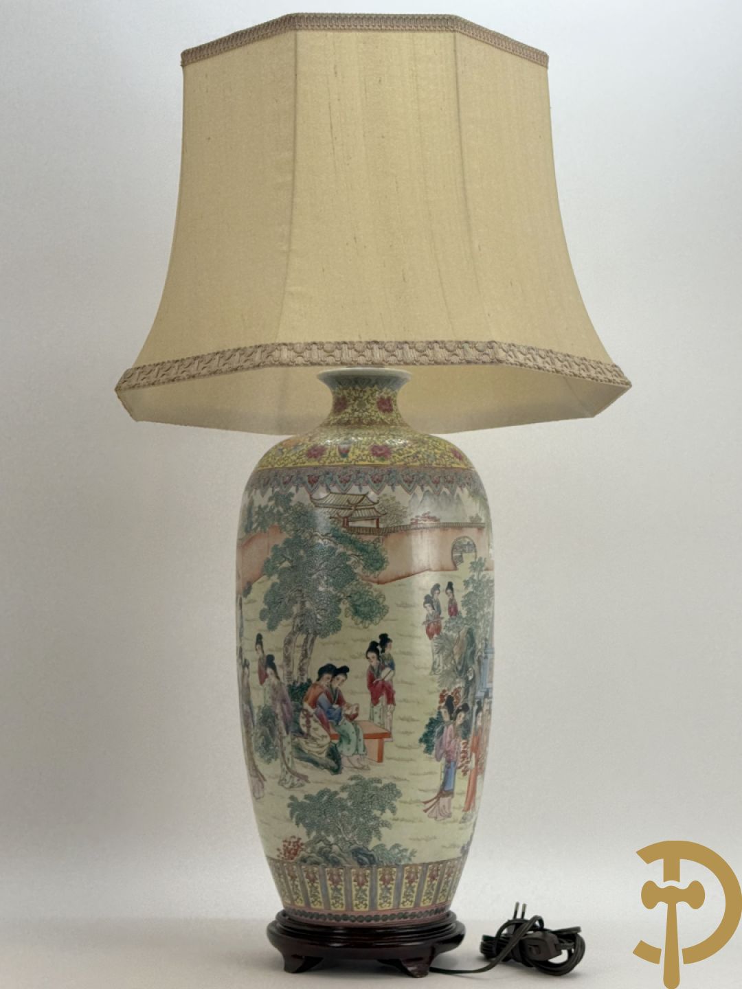 Chinese porseleinen vaas met geanimeerd decor van dames in tempels en landschap - omgebouwd als lampadaire