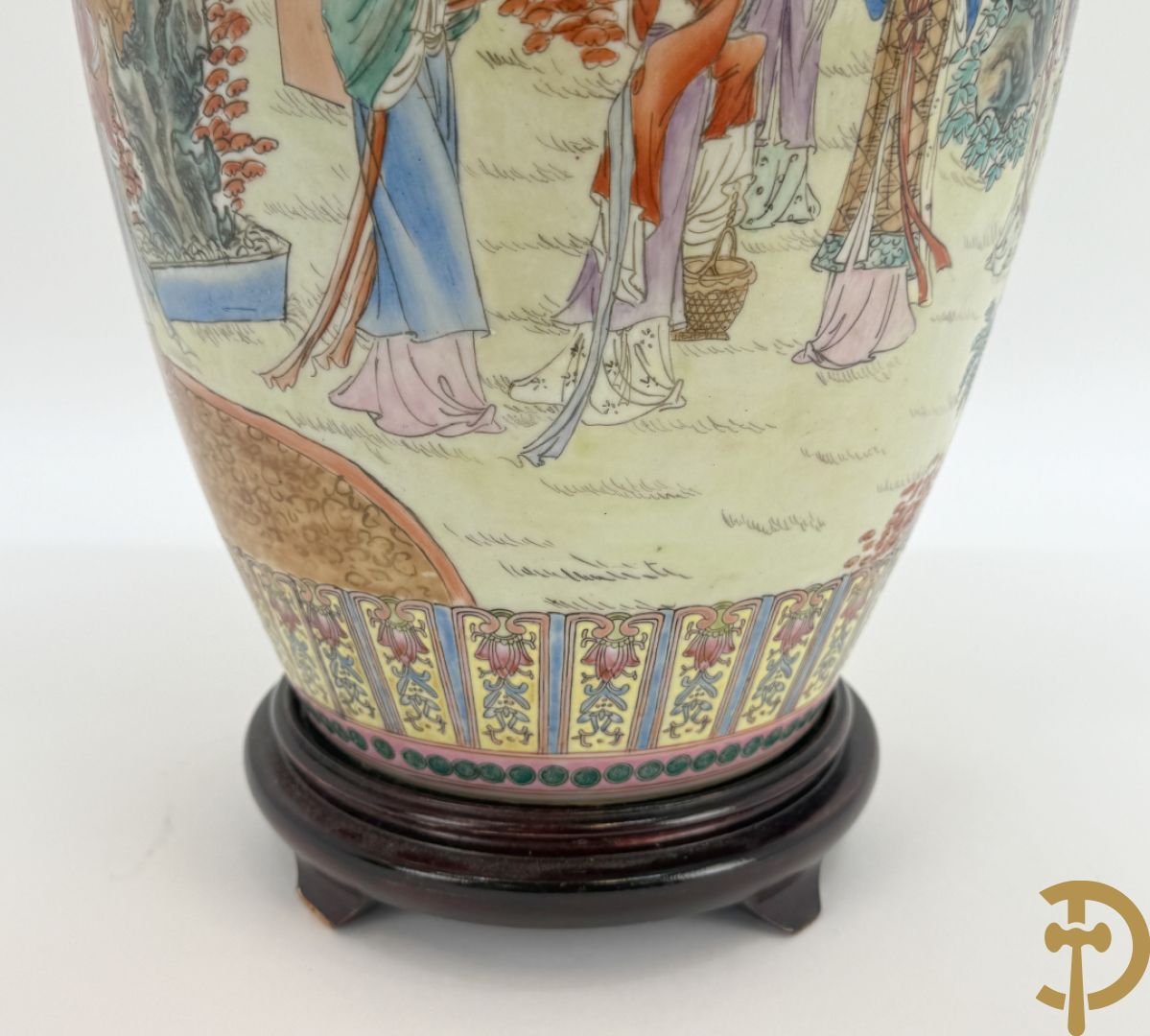 Chinese porseleinen vaas met geanimeerd decor van dames in tempels en landschap - omgebouwd als lampadaire