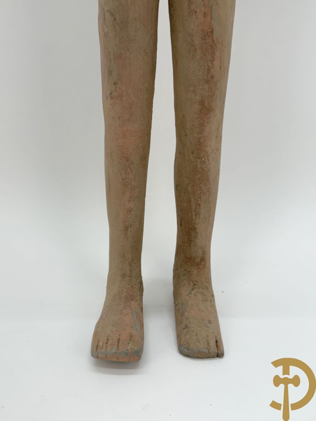 Terra cotta figuur van een Chinese staande man, Han dynastie, tussen 202 voor Christus en 240 na Christus, grafvondst uit Xian bij aanleg van de luchthaven