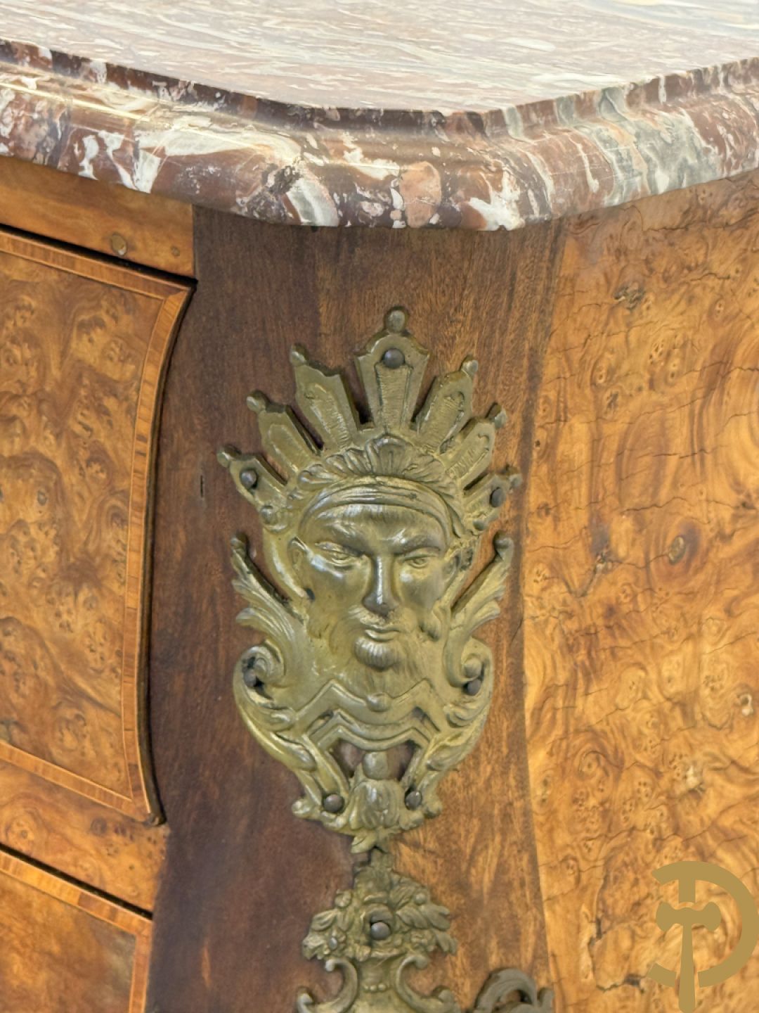 Wortelnotehouten drieladencommode met bronsbeslag van mazarinkoppen en accanthusranken, bovenaan met rood geaderd marmeren blad