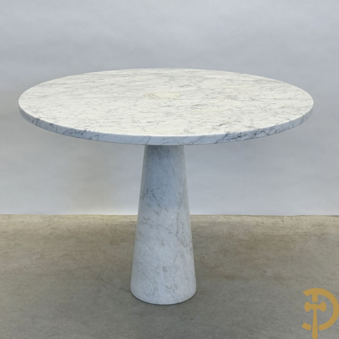 Italiaanse cararamarmeren designtafel op centrale konische voet, ontworpen door Angelo Mangiarotti, jaren 