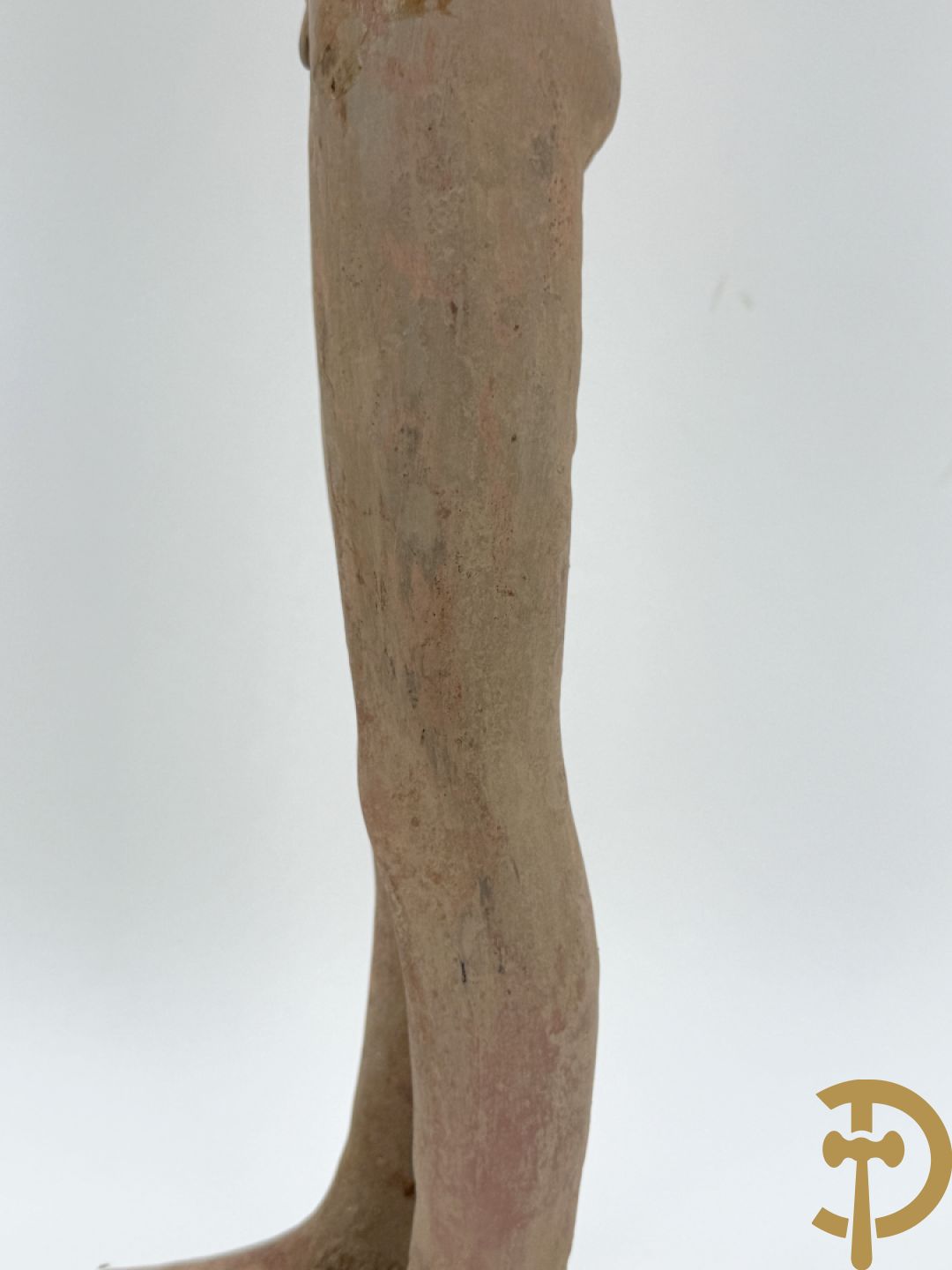 Terra cotta figuur van een Chinese staande man, Han dynastie, tussen 202 voor Christus en 240 na Christus, grafvondst uit Xian bij aanleg van de luchthaven