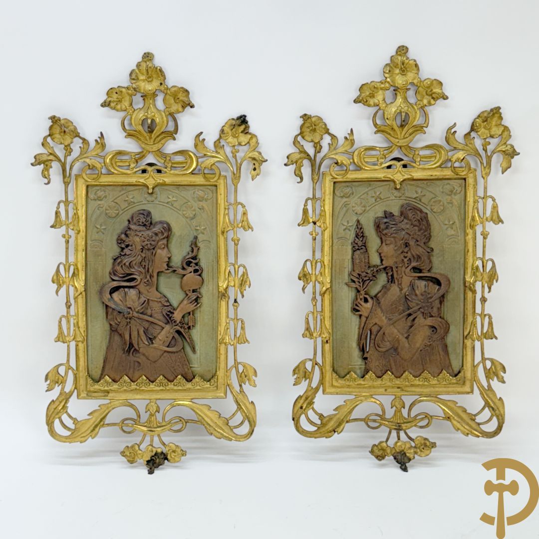 Paar vuurvergulde bronzen basreliefs met elegante dames en Jugendstil motieven