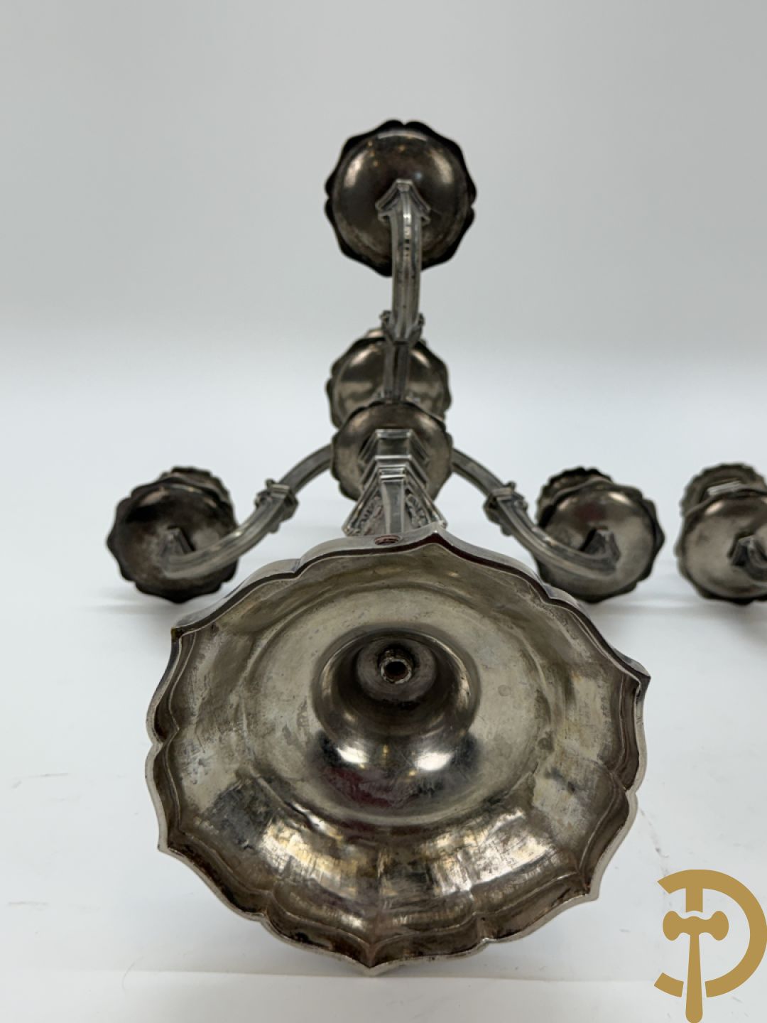 Paar Franse verzilverde metalen vierarmige kandelaars, Louis XIV stijl