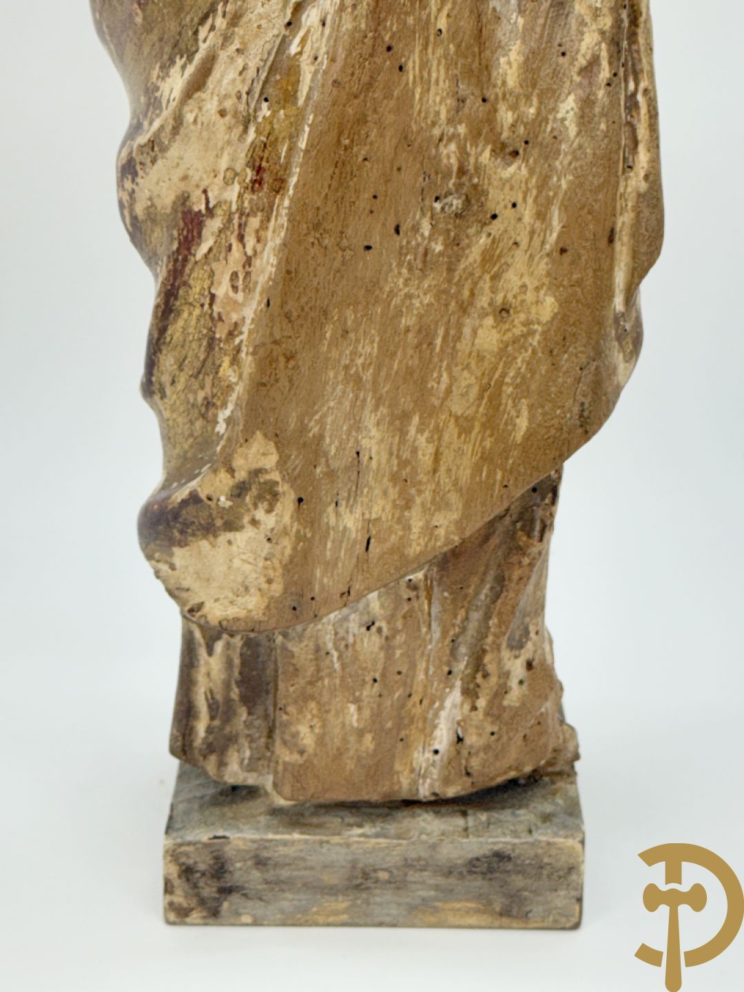 Gepatineerde en gepolychromeerde houtgesculpteerde Madonna, 18e