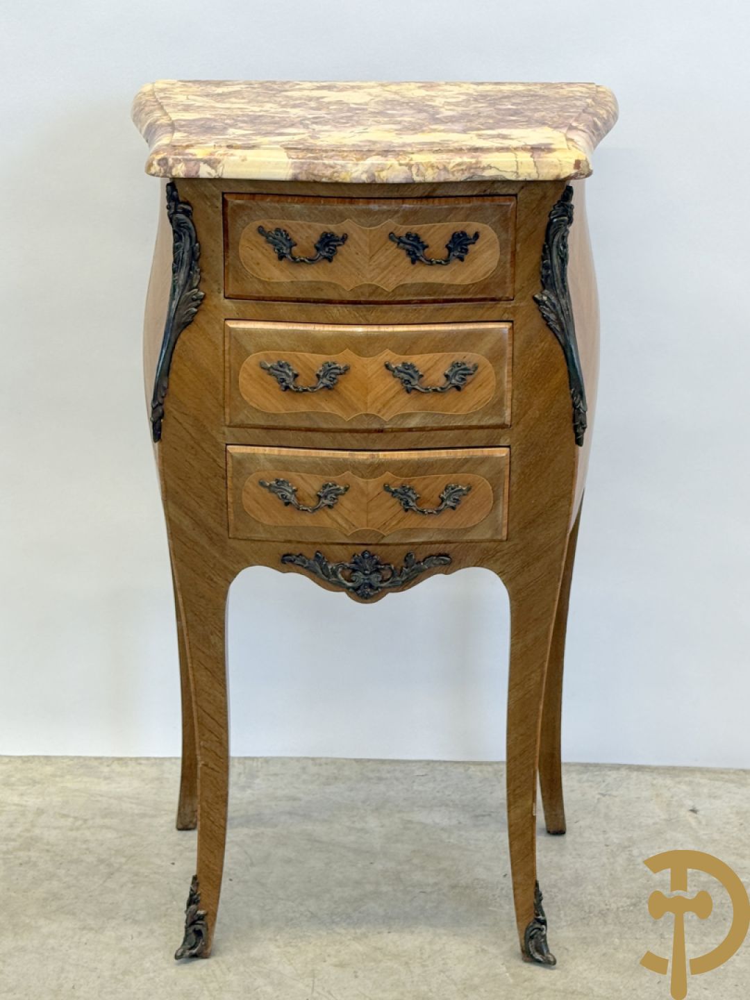 Bijzettafeltje Louis XV stijl met 3 lades, bronsbeslag en marmeren blad