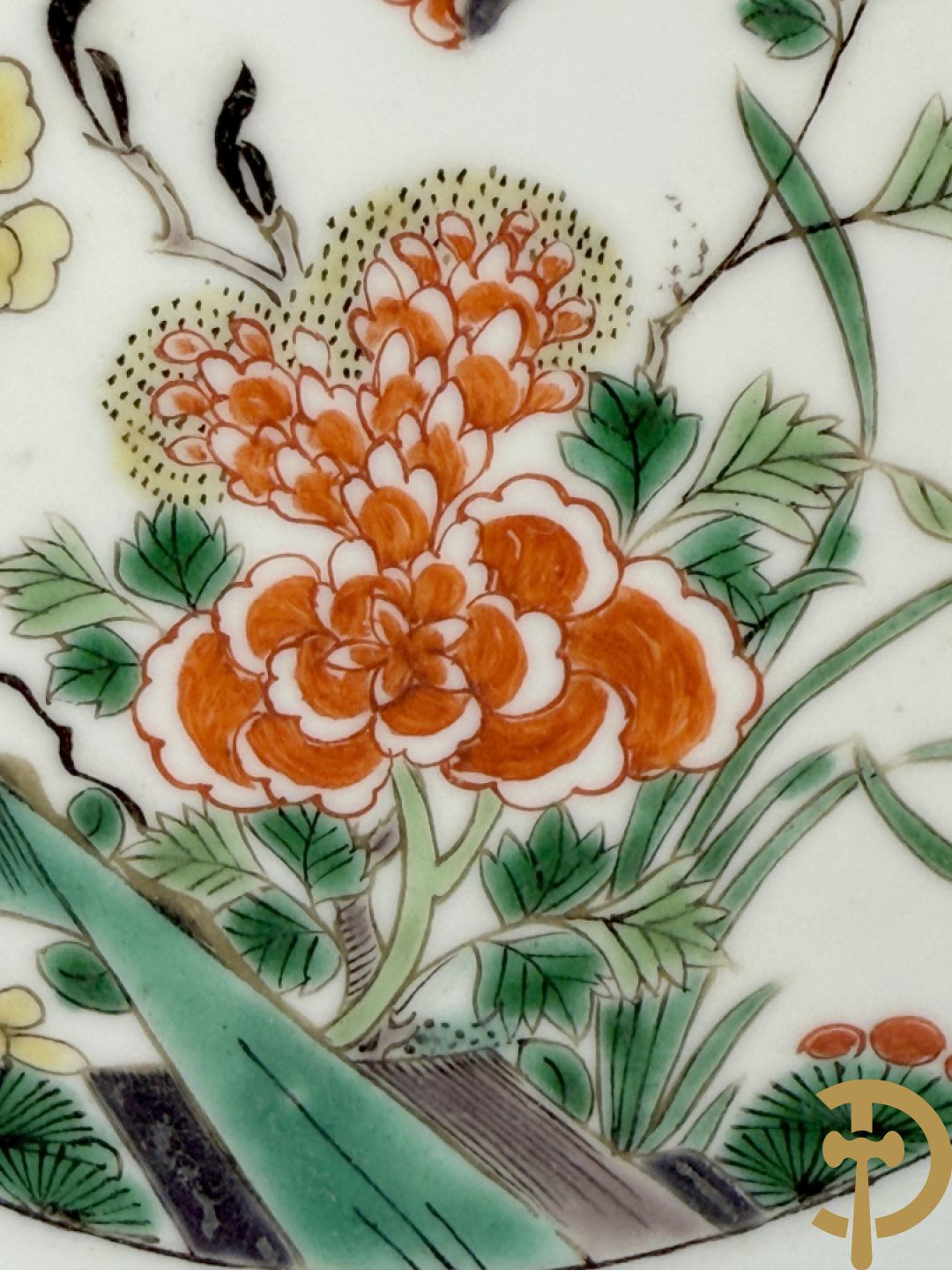 Chinese porseleinen ballustervormige vaas, King Long  + 2 porseleinen bordjes met bloemendecor + 2 bordjes met vazen- en bloemendecor + kopje en schoteltje Imari + dekselpotiche met vogel en bloemendecor