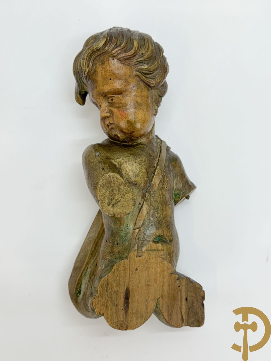 Drie houtgesculpteerde cupido