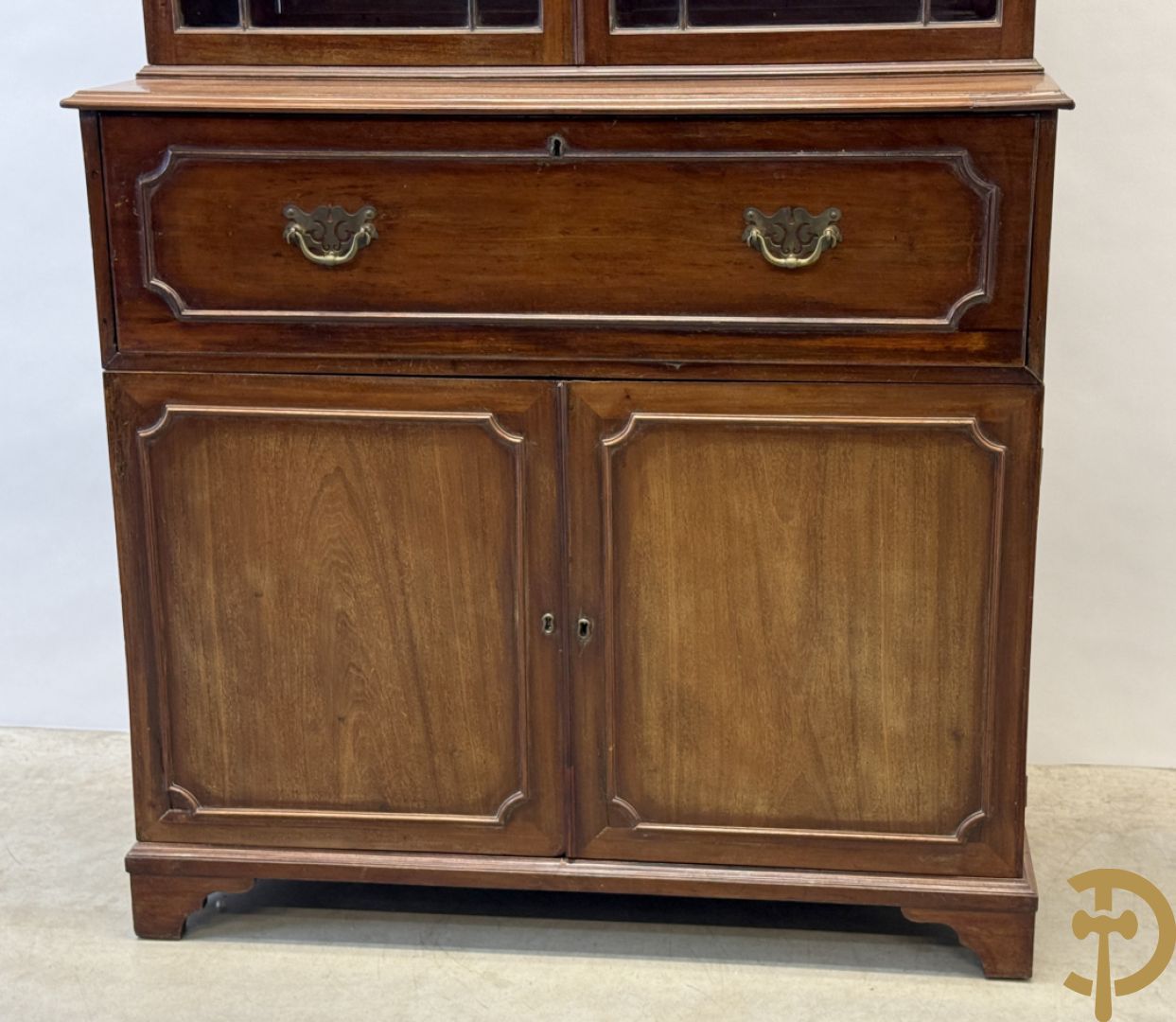 Engelse mahoniehouten secretaire met vitrine bovenaan, 19e