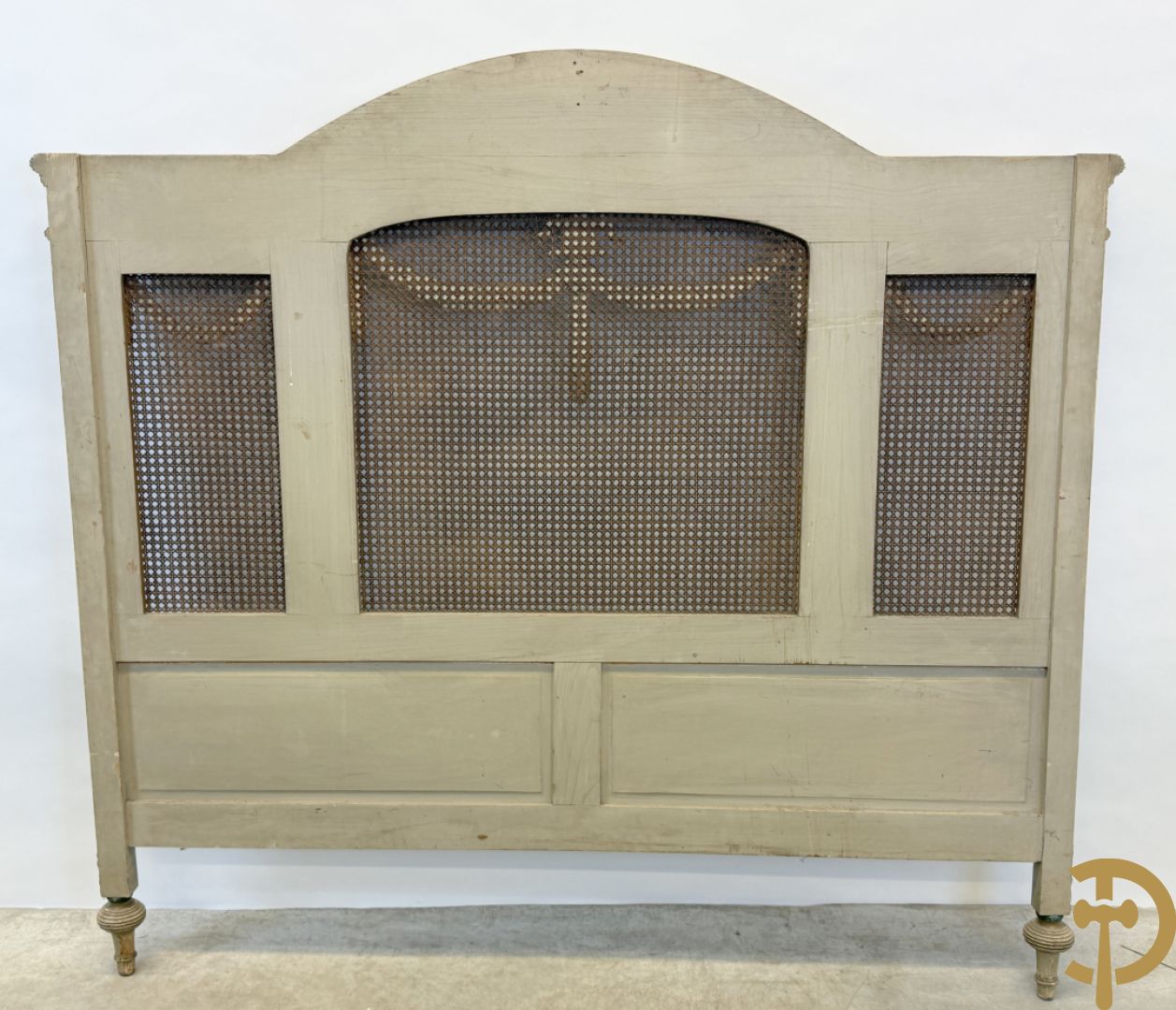 Gepatineerd Louis XVI bed met cannage en guirlandes + 2 muurconsoles met cannage en marmeren blad