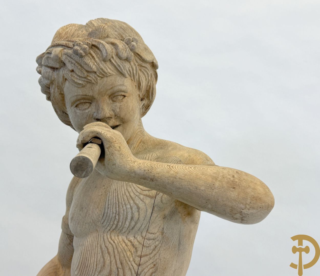 Houtgesculpteerde fluitspelende cupido staande op schelp