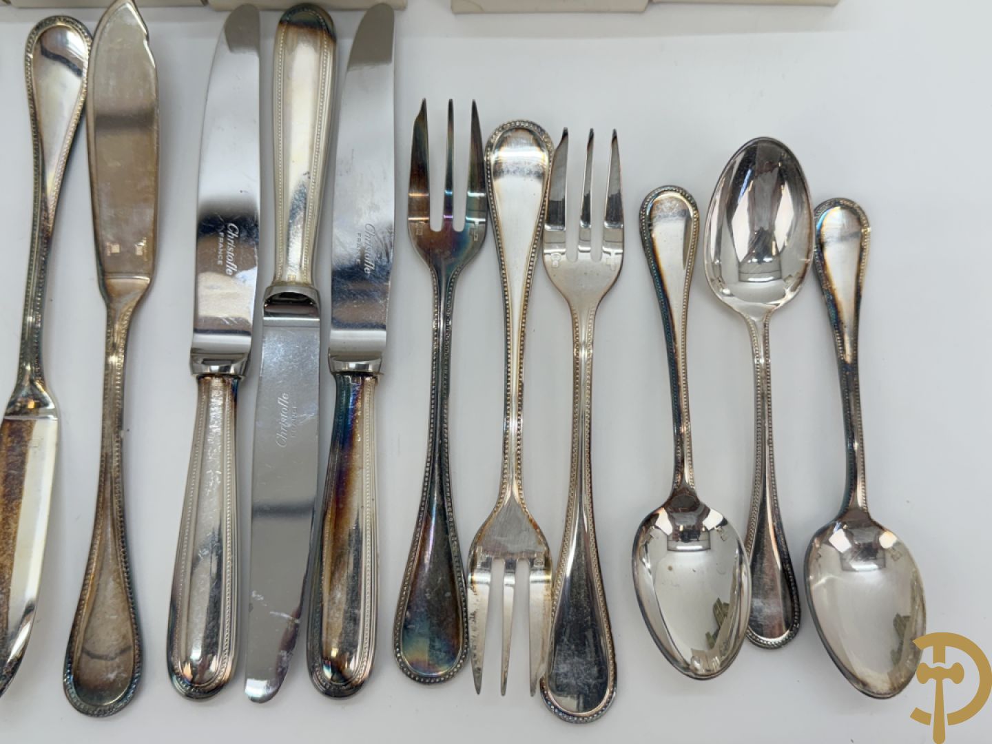 Christofle perlé bestek bestaande uit 8 reeksen van 12 stuks : vorken, lepels, messen, visvorken, vismessen, dessertmessen, taartvorkjes en koffielepels