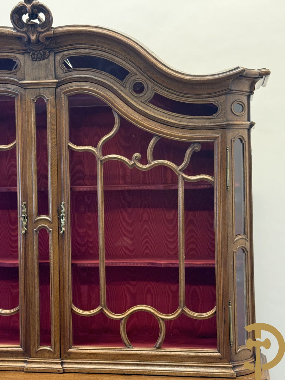 Massief eiken Luikse vitrinekast, boven met 2 beglaasde deuren en gebogen kop, Louis XV stijl, 18e