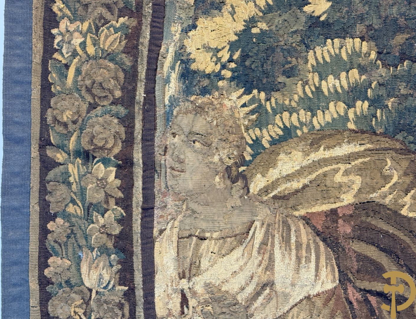 Fragment van wandtapijt met geanimeerde mythologische scène, omgeven door florale omranding, 18e