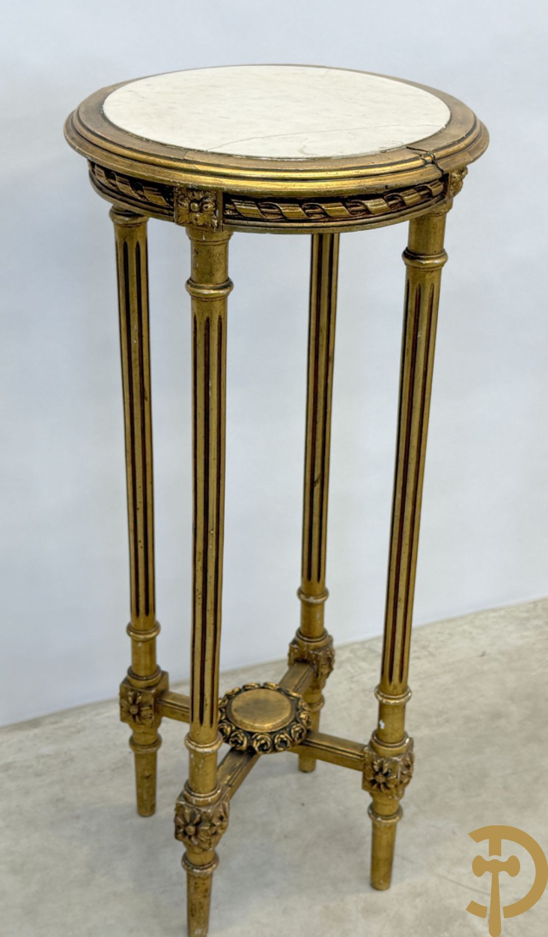Vergulde sokkel met marmeren blad op 4 gecanneleerde poten + gemonochromeerde Louis XVI sokkel + sokkel Louis XVI stijl op gecanneleerde poten